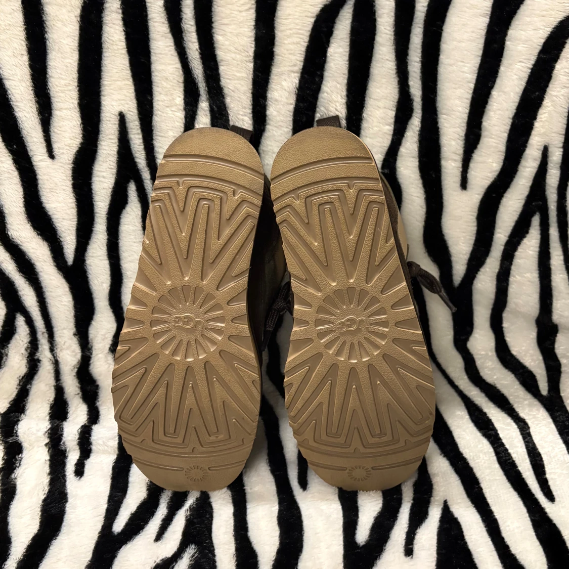 UGG sneakers i beige och olivgrön - 3