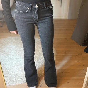 Svarta lågmidjade bootcut jeans  - Snygga svarta bootcut jeans från Ginatricot i storlek 34. Jeansen har hög midja, klassisk femficksdesign och dragkedja med knapp. Materialet är stretchigt denim som sitter bekvämt och formar sig efter kroppen. Jeansen har inga defekter och knappt tecken på användning!💙 För referens är jag 167cm!!