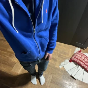 Ralph lauren zip hoodie - Säljer nu en riktigt fett Ralph lauren zip hoodie i väldigt bra skick skulle jag säga själv men bedömer självklart ut efter bilderna, passar till det mesta stilren och snygg, skriv vid minsta fundering🌟