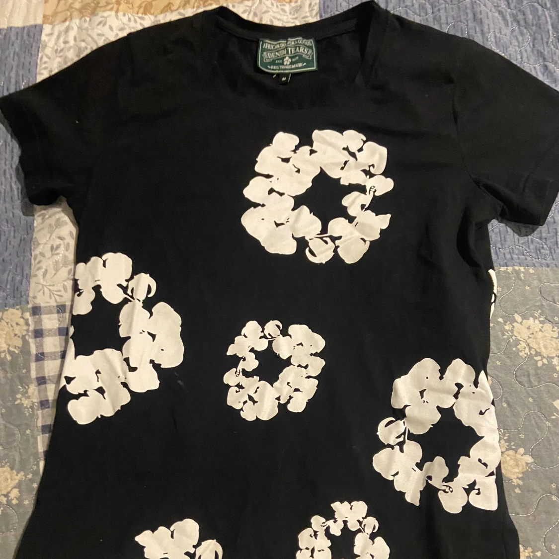 Svart blommig t-shirt från Denim Tears - 2