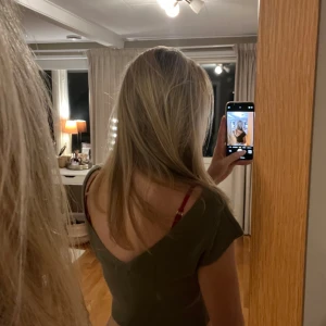 Stickad topp - Supersöt stickad topp från Gina som man kan ha både djup i ryggen och framtill!!💕💕