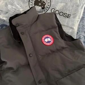 Canada Goose väst - Säljer en helt ny Canada Goose väst som jag fick i present. Varken använd eller tvättad, lappar och påse finns kvar.                    