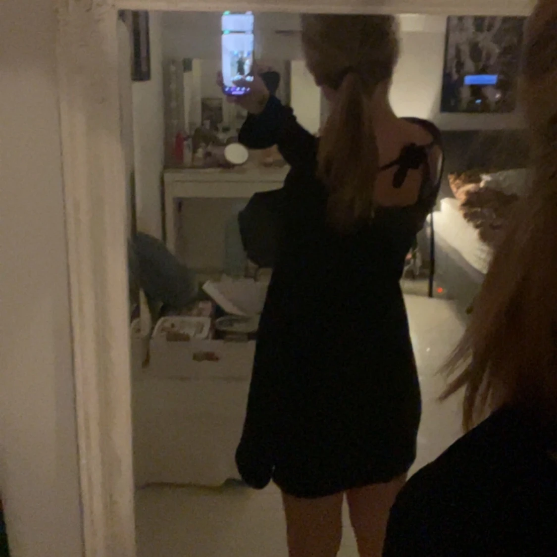 Svart kort klänning med rosett