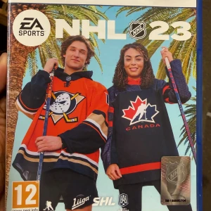 NHL 23 PS5 - NHL 23 till PlayStation 5. Komplett med fodral och skiva i mycket gott skick. Upplev den senaste hockeyactionen med nya funktioner, lag och förbättrad grafik. Skivan är fri från repor och spelet fungerar utmärkt. Perfekt för hockeyfans och samlare.