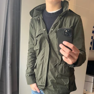 A Days March field jacket - Tja!| Säljer denna feta Field jacket från A days March!| Nypris, 2500kr, mitt pris 499kr!| Mycket gott skick!| Pris alltid diskuterbart!| Kontakta mig vid minsta fråga!| //Nils- liten ”fläck” på ena armen, inget man ser vid användning, kan skicka bild- köp efter 25/10 kommer skickas 30/10!