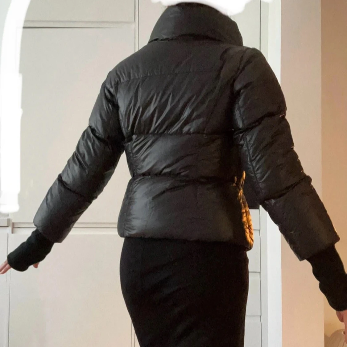 Svart dunjacka med stor krage M/L - 2