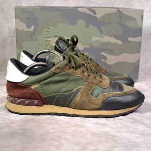 Valentino Rockrunners - Stl 41 - Feta Rockrunners med snygg colorway! |Fint skick: 8,5/10, minimalt slitna vid insida häl | Stl: 41 | Medföljer vid köp: Endast Skorna | Perfekt skor nu till vintern! 🗻