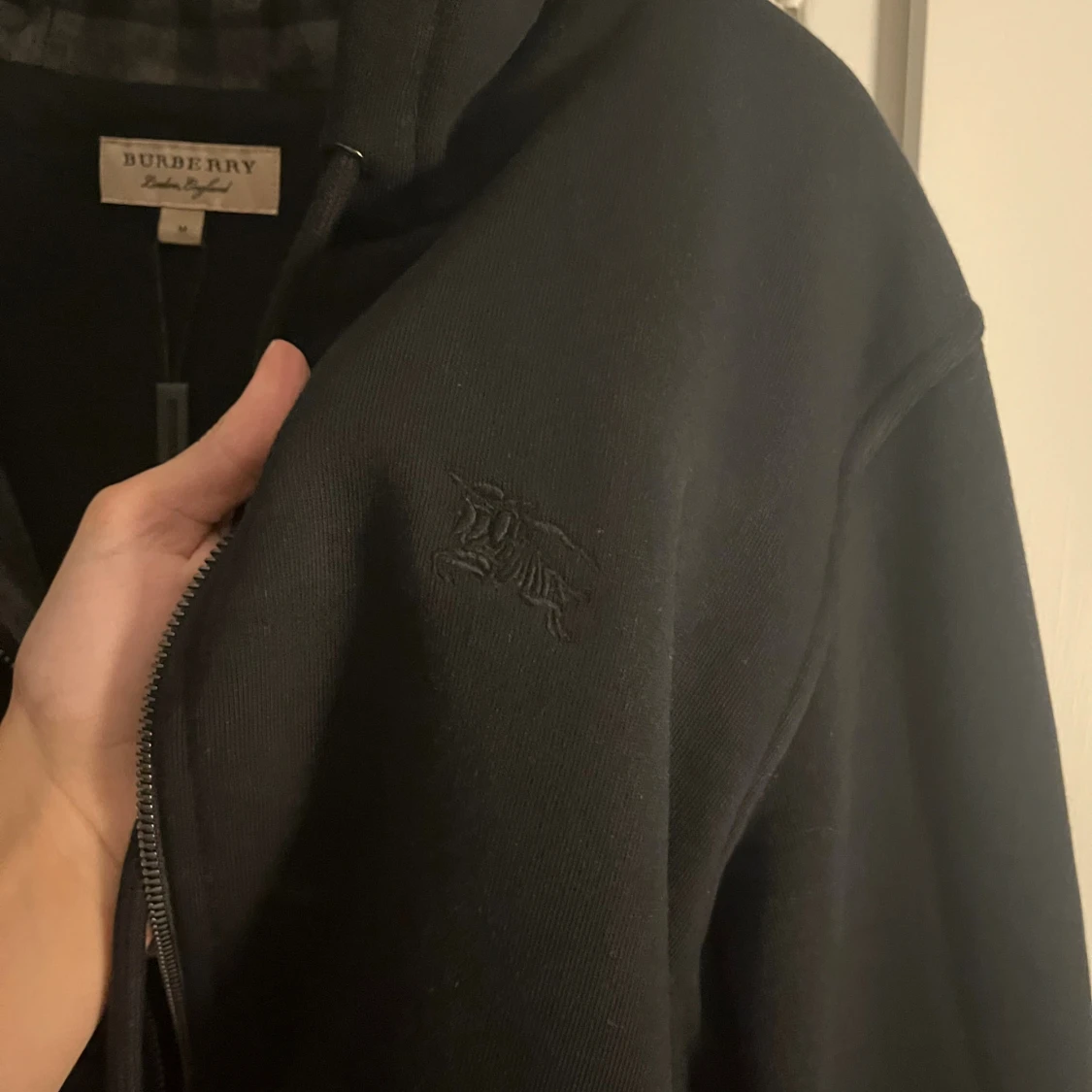 Svart Burberry hoodie med rutig huva - 2