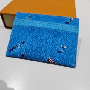 L och v plånbok  - Stilren plånbok, Perfekt för dig som gillar att ha något unikt. Tveka inte att höra av dig om du är intresserad, bra pris vid snabb affär 🤝🌹💯