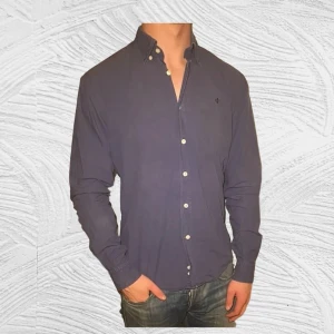 Morris skjorta - En skjorta ifrån märket Morris till salu. Den är blå och extremt snygg! Väldigt bekvämt material och passar S och M! Hör av dig vid eventuella frågor eller prisförslag 