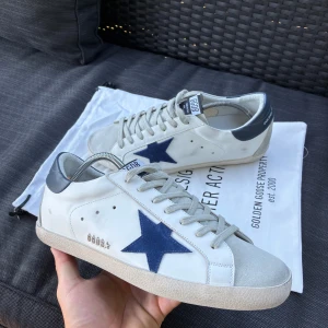 Golden Goose 43 - Tja, säljer nu dessa snygga Golden goose super star i storlek 43! Väldigt bra skick, använda ca 4 gånger. Box, dustbag och äktighetscertifikat medföljer! Skriv vid frågor