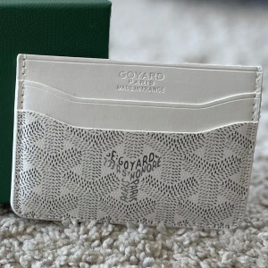 Vit Korthållare Mönstrad - Säljer en stilren vit korthållare med snyggt mönster. Korthållaren har flera fack och är perfekt för dig som vill ha något både snyggt och praktiskt. Helt ny och kommer med originalask.🫡🤝