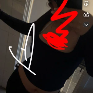 Svart croppad långärmad topp - Säljer en mörkblå croppad topp med långa ärmar och djup urringning och som sitter ganska tight köpte för 200kr från Gina säljer för 80-100kr har knappt använd den. Priset kan diskuteras vid snabb affär