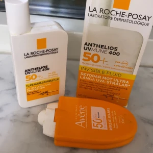 La Roche-Posay & Avène solskydd SPF 50+ - Två solskyddsprodukter: La Roche-Posay Anthelios UVMune 400 Invisible Fluid SPF 50+ i vit plastflaska och Avène Reflexe Solaire SPF 50+ i orange plastförpackning. Båda är lätta,   parfymfria och ger högt skydd mot UVA/UVB laroche posay mer än hälften kvar och avene hälften kvar  och tappade bort  avene locket därför säljs båda för endast 70