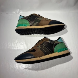 Valentino Rockrunners  - Hej! Säljer nu mina skor från märket Valentino, storlek 41 bra skick, allt på bilden ingår. Tveka inte på att höra av dig om du har frågor eller funderingar kring skorna! 