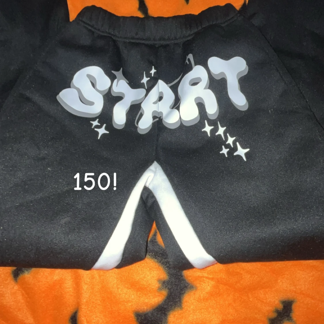 Svarta byxor med START-tryck