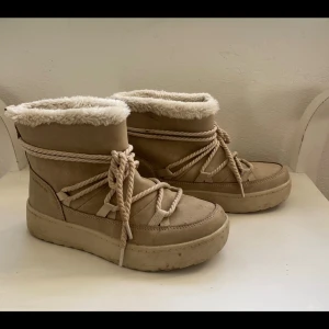 Inuikii liknande skor - Säljer ett par beige inuikki liknande skor. Knappt använda, storlek 36💕