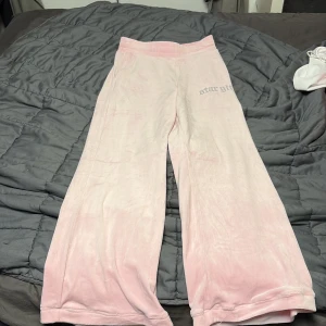 Ljusrosa mjukisbyxor från new yorker - Säljer ett par ljusrosa mjukisbyxor från new yorker i supermjuk velour. Byxorna har bred resår i midjan, raka ben och trycket 'star girl' på höften. 