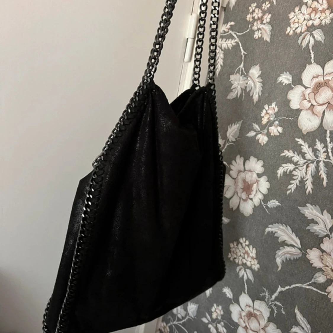 Svart axelväska med kedjedetaljer - 1