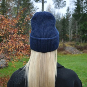 Marinblå satinmössa - Vi driver ett UF företag där vi erbjuder skonsamma och stilrena mössor med satin, det bästa för ditt hår!🩷 Beställ genom våran insta satinelle.uf