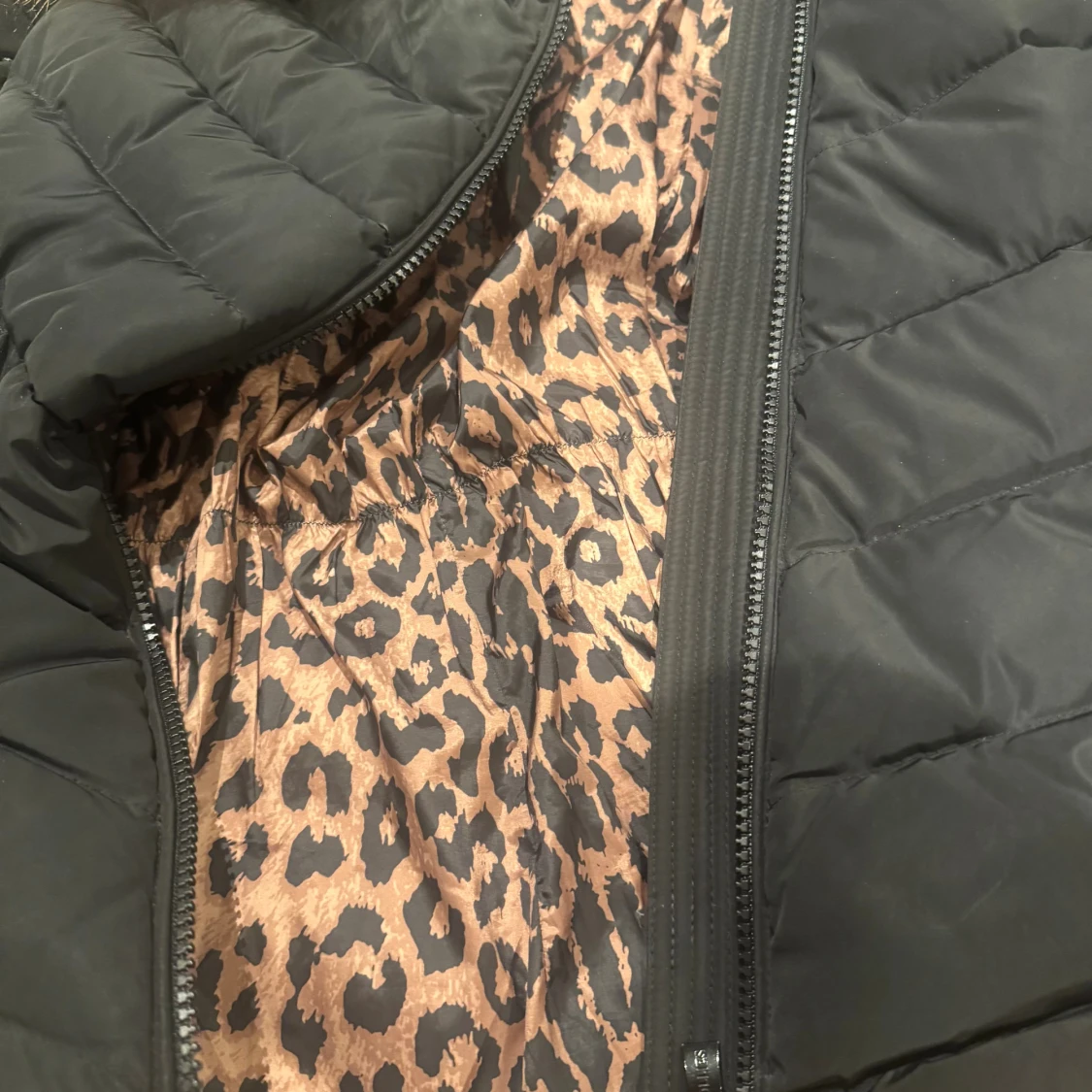 Svart hollies pufferjacka med bälte - 1