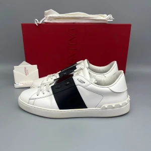 Valentino Open Sneaker Svart - • The shoes have been gently used and are in really good condition  • Size: 42.5 (fits 43–43.5)  • Color: Black  • Retail price: 7280 SEK / 590€  • Box, dustbag, new laces & valentino card included