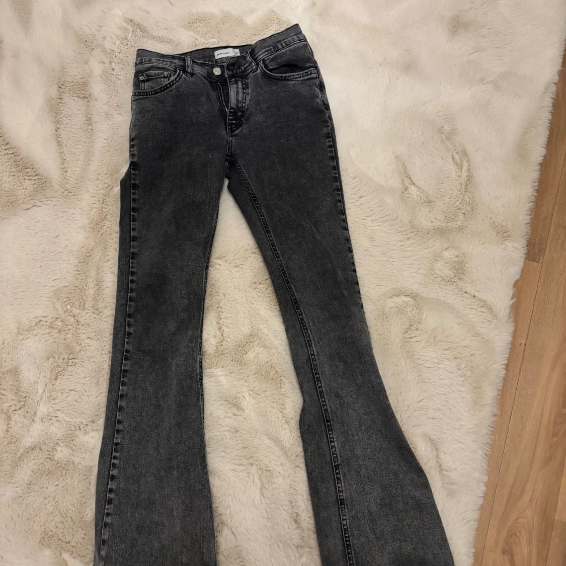 Bootcut mörk grå  jeans från Gina Tricot - 2