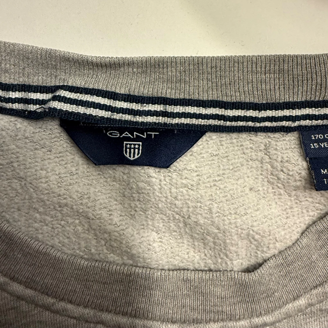 Grå sweatshirt från GANT med tryck - 2