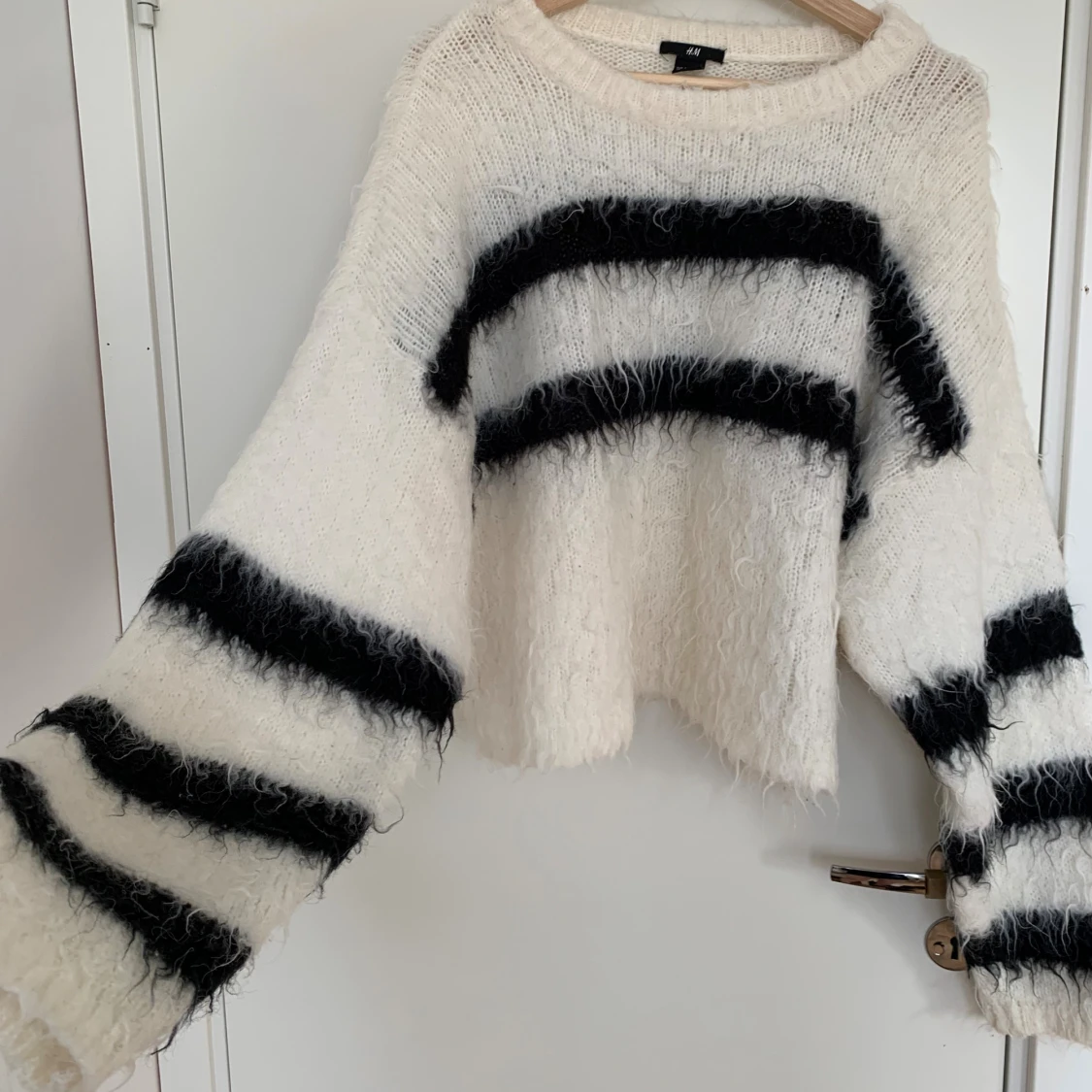 Vit och svart fluffig stickad tröja H&M - 1