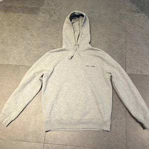 Hoodie från Samsoe Samsoe - Tja säljer denna snygga hoodie från Samsoe Samsoe. 10/10 skick använd endast en gång. Nypris:1500. Tveka inte att höra av dig vid några funderingar!!