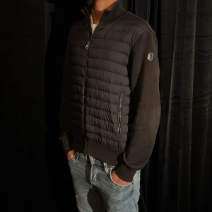 Moncler cardigan  - Moncler cardigan🙌| några defekter