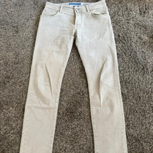 Beige jeans från Jacob Cohën - Dessa Jacob Cohën är ett måste till din vardagliga outfit. Finns inga snyggare, bättre kvalité och mer prisvärda jeans än Jocob Cohëns!  Beige/grå. 50|W33 MODELL ”NICK” Priset är diskuterbart vid snabb affär, skriv vid intresse. Nypris 4599kr.