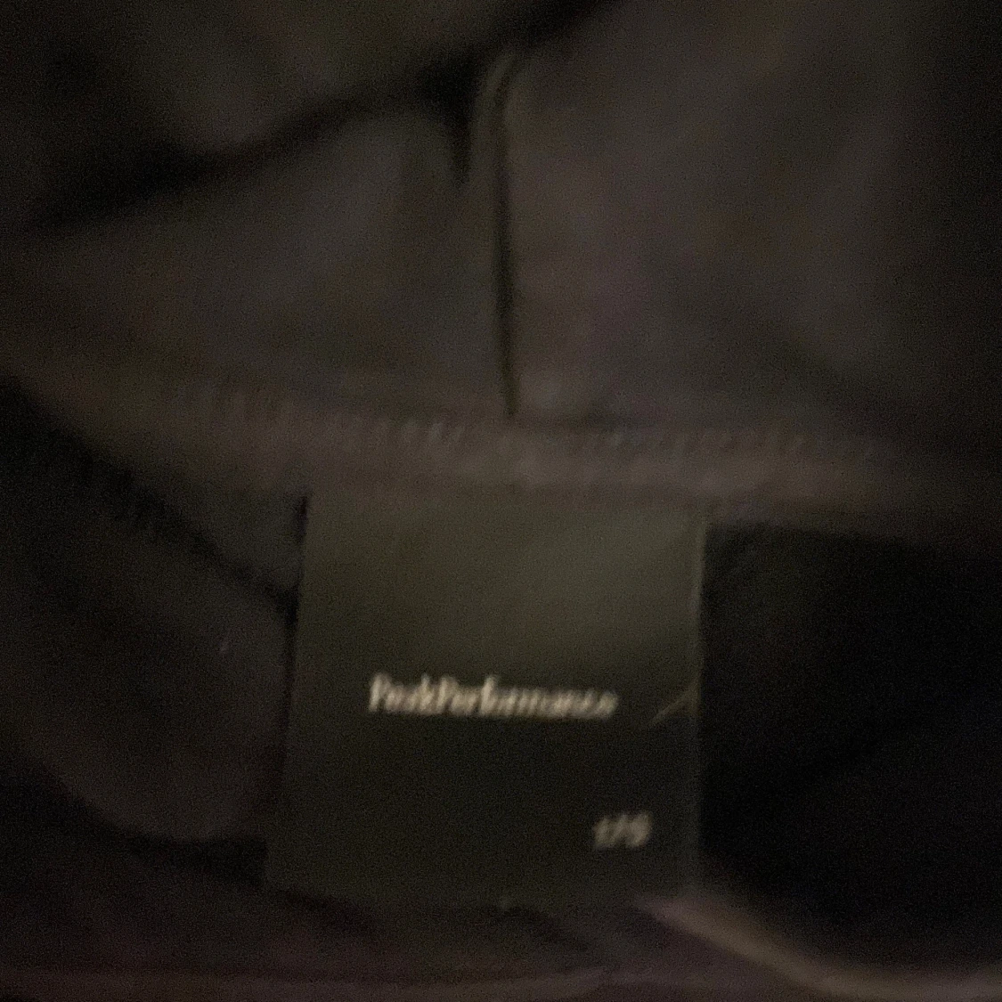 Svart hoodie från Peak Performance - 3