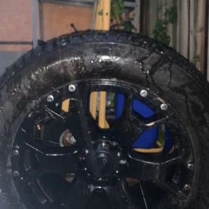 Dotz däck 275/55 R20 Fälg och Däck  - Säljer ett Dotz däck med svart aluminiumfälg, storlek 275/55 R20. Däcket har grovt mönster och fälgen är i bra skick med mindre yttre smuts. Passar SUV eller pickup. Inga synliga skador eller sprickor, redo för montering. (OBS enbart 1 st)
