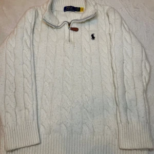 Polo Ralph Lauren - Polo Ralph Lauren med halv dragkedja. Tröjan är väldigt skön att ha på sig men med tiden har den blivit mindre pp mig.
