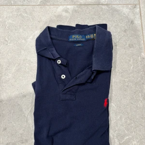 Marinblå Ralph Lauren Piké  - Mörkblå polo tröja från Ralph Lauren i bra skick. Storlek XL/barn passar xs eller s. Skriv vid frågor, pris inte fast. 