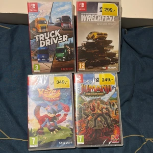 Nintendo Switch spelpaket (Truck Driver, Wreckfest, Kaze and the Wild Masks, Jumanji Wild Adventures) - Fyra Nintendo Switch-spel i mycket gott skick: Truck Driver, Wreckfest, Kaze and the Wild Masks och Jumanji Wild Adventures. Alla fodral och omslag är intakta, och spelen ser ut att vara knappt använda. Perfekt för både barn och vuxna som vill utöka sin spelkollektion.