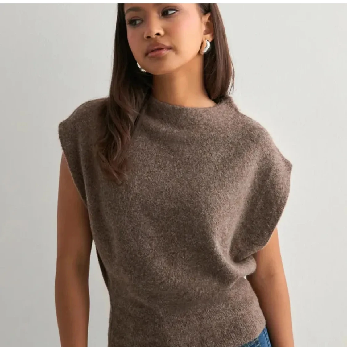 SLUTSÅLD Brun stickadtröja  - 1