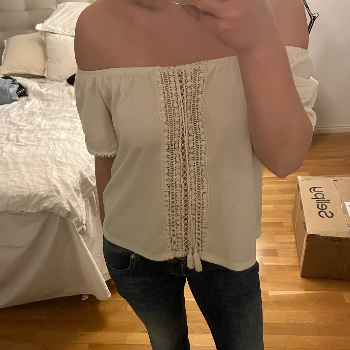 offshoulder blus med spetsdetaljer