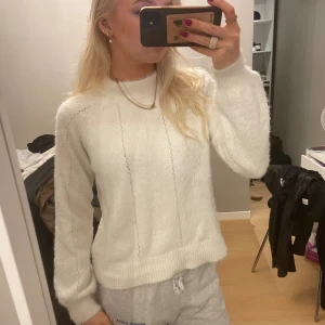 Vit stickad tröja - Supersjuk och fluffig stickad tröja från Cubus! Legat ihopvikt därav att den sitter lite konstigt men försvinner när man använt den lite! 