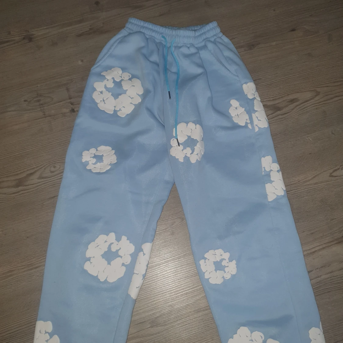 Blå hoodie från Denim Tears med blommor - 2