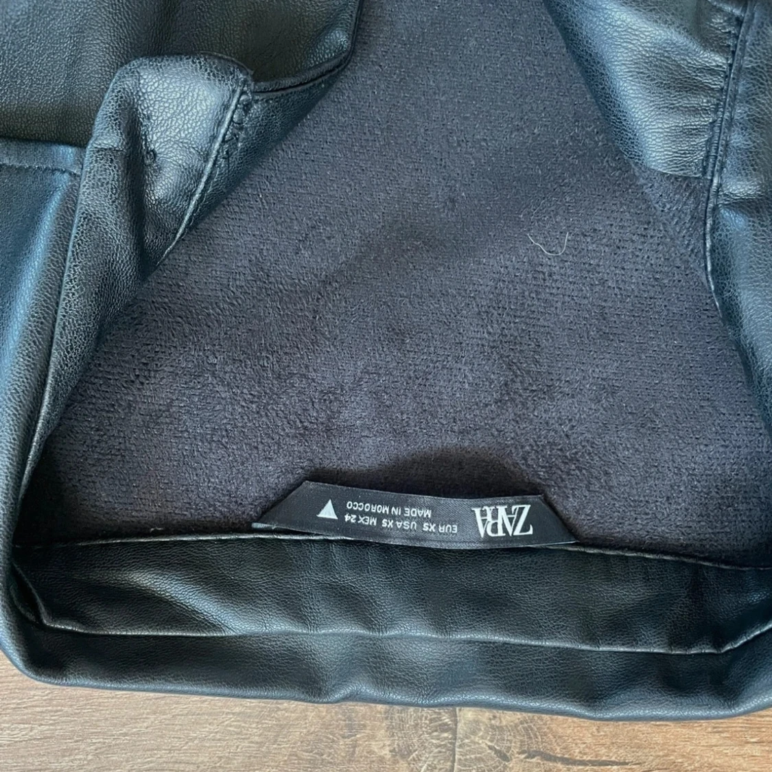 Svart kort klänning i skinn från Zara - 2