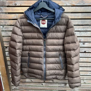 Colmar jacka brun 46 - Sjukt snygg colmar jacka! Perfekt för vinter! Supersnygg färg! Snyggar till alla outfits! Size 46 motsvarar S! Skick 8/10 begagnad men bra skick(mindre defekter kan förekomma) nypris ca4000! Självklart äkta! Hör av dig vid minsta fundering 🤩
