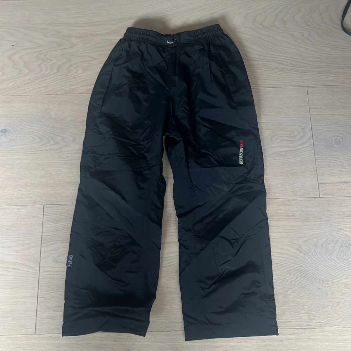 Didrikson Avan kids Navy täckbyxor från Didriksons