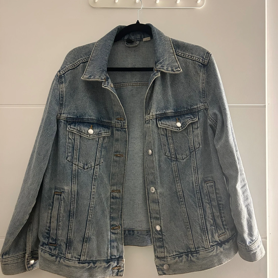 Klassisk blå jeansjacka 