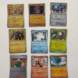 Pokémonkort  - Stor samling Pokémonkort med många olika karaktärer, inklusive legendariska och tränarkort. Perfekt för dig som vill bygga din egen lek, samla eller byta med vänner. Färgglada motiv och varierande styrkor gör dessa kort till ett måste för alla Pokémonfans! KÖP ALLA KORT FÖR 450kr kom med förslag annars 