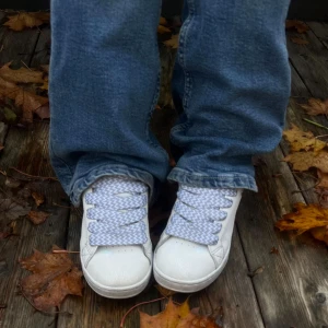 LONDON - • LONDON •  1,5x120 cm. ✨Ge dina skor ett nytt utseende med våra trendiga och prisvärda skosnören – en enkel detalj som gör skillnad!!🙌🏻