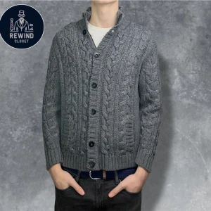 Stickad cardigan  - Säljer en riktigt snygg stickad cardigan i storlek M. Mycket bra skick✅. 