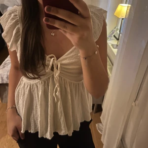 Vit blus - Säljer denna trendiga och superfina blusen🙌🏻💕säljer även samma i svart🥰