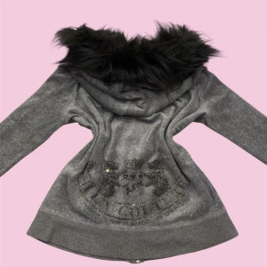 Juicy Couture Fur Hoodie - ✨ Säljer en unik fur hoodie från märket (Juicy) ✨ Pälsen är ditsatt i efterhand för en personlig och trendig look. Storleken är (M), men den kan även passa (Xs-s) beroende på önskad passform. Eftersom plagget är second hand kan mindre defekter jag missat förekomma! – se gärna min bio för mer info.  💎 Priset är fast och ej förhandlingsbart.  Tvättråd: Handtvätta i ljummet vatten, var försiktig med pälsen, alternativt tvätta tröjan i en tvättpåse i tvättmaskinen 30-40grader. Undvik torktumlare.